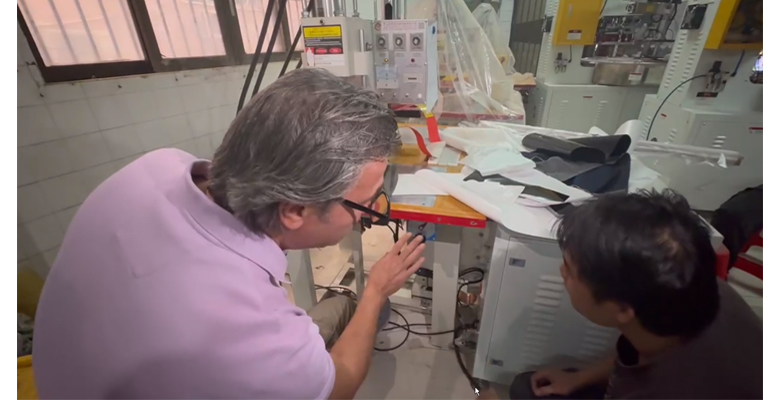 高周波 振嘉高周波師傅指導(dǎo)外國友人